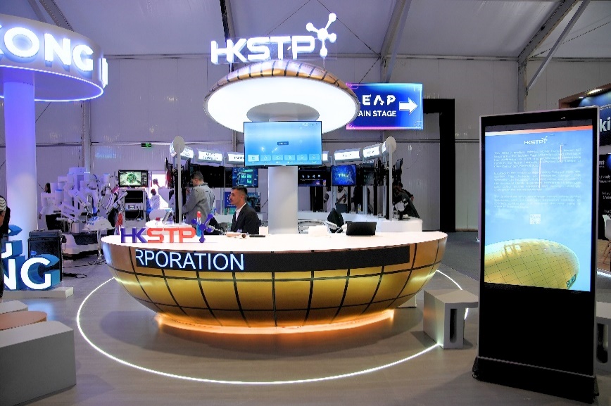 A reception desk with a sign Description automatically generated with medium confidence