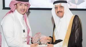 الأمير أحمد بن عبدالعزيز يكرم المذيع المقبل