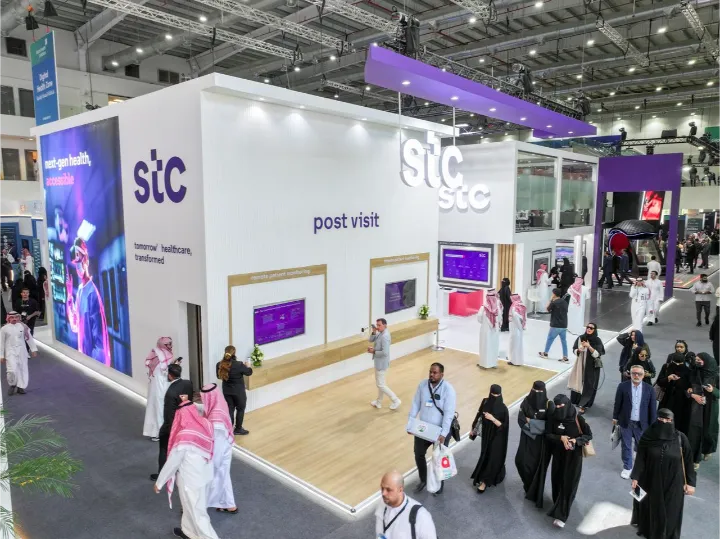 معرض STC مزدحم بالزوار في حدث تجاري