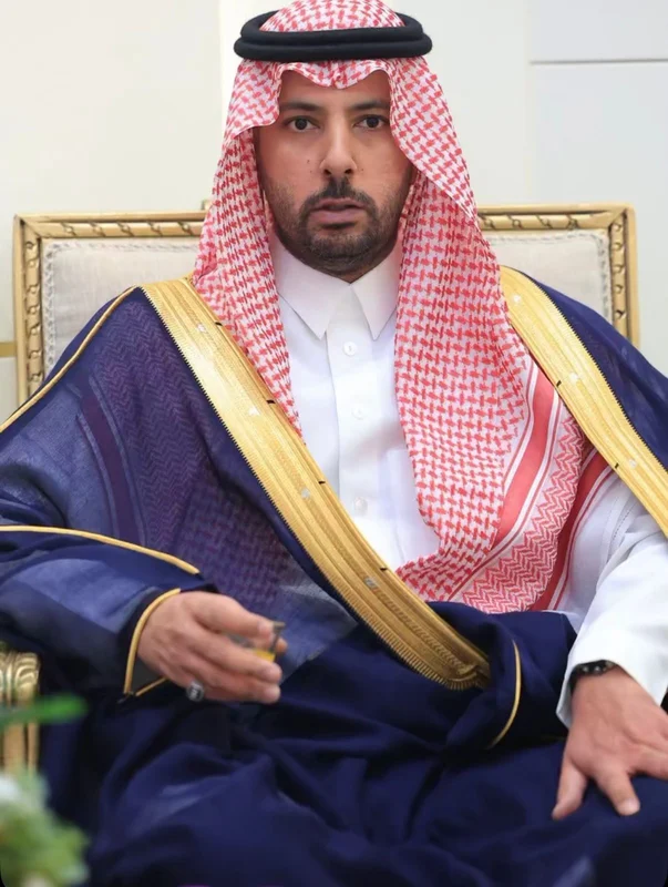 عبدالعزيز الحسون يستعد لإطلاق قصائده الفصحى