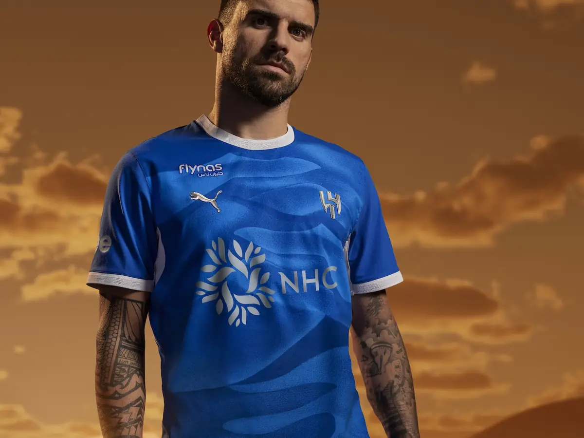 طقم نادي الهلال الأساسي الجديد للموسم الرياضي 2026-2027 من بوما