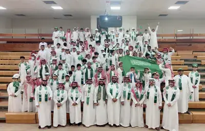 طلاب متوسطة الأبناء بالرياض يؤدون العرضة السعودية احتفالاً باليوم الوطني