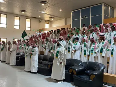 طلاب ثانوية الأبناء بالرياض يحتفلون باليوم الوطني السعودي 96 بلوحة وطنية موحدة تحت شعار عزّنا بطبعنا